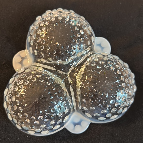 Vintage moonstone Cloverleaf Dish - Picture 2 of 2